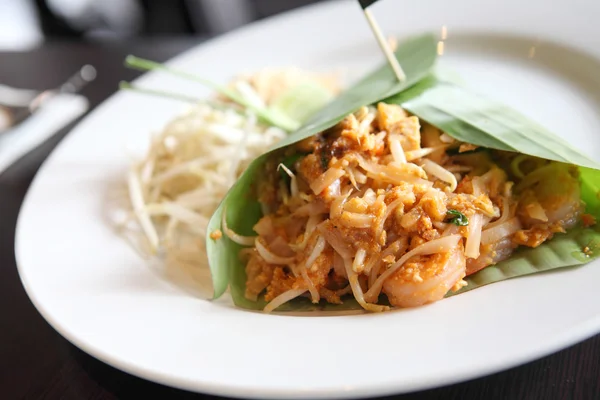 Thais eten padthai gebakken noedels met garnalen — Stockfoto