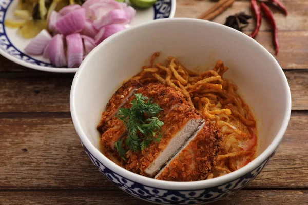 Cibo Locale Tailandese Settentrionale Tagliatelle Uovo Curry Con Carne Maiale — Foto Stock