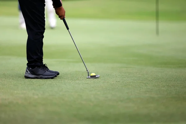 Pelota Golf Sobre Hierba Verde Lista Para Ser Golpeada Sobre —  Fotos de Stock