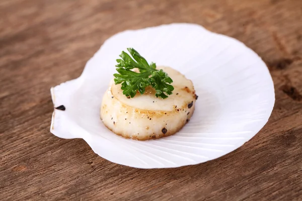 Jakobsschelpen met boter zeevruchten voorgerecht — Stockfoto