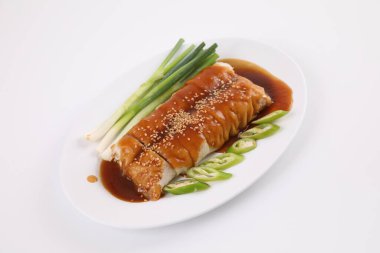 Yumurtalı dürüm olarak da bilinen yerel Tayland yemekleri beyaz arka planda izole edilmiştir.