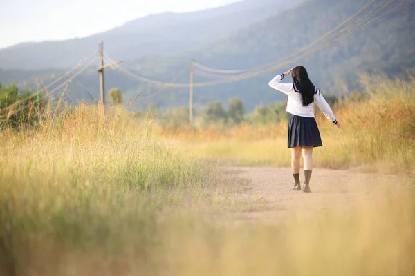 Asyalı Liseli Kızlar Kırsalda Gün Doğumuyla Yürüyorlar — Stok fotoğraf