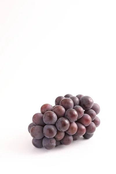 Beyaz Arkaplanda Izole Edilmiş Kırmızı Üzümler — Stok fotoğraf