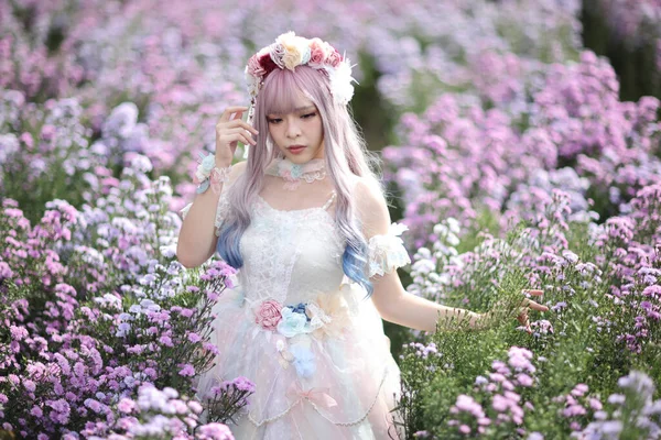 Wanita Muda Cantik Dengan Gaun Lolita Putih Dengan Bunga Taman — Stok Foto