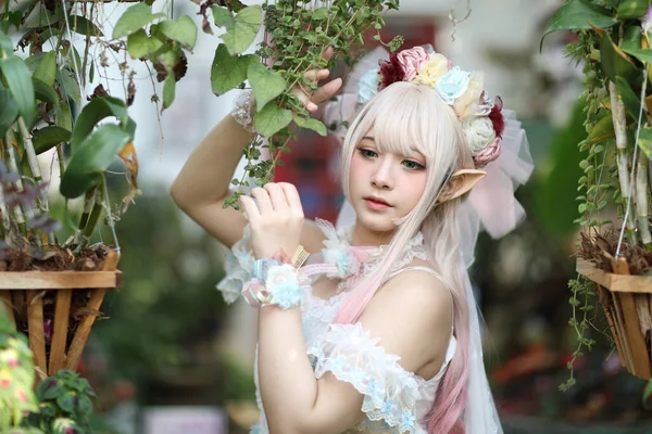 Belle Jeune Femme Avec Robe Blanche Lolita Avec Jardin Fleurs — Photo