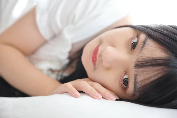 Belle Jeune Femme Asiatique Dormant Sur Lit Relaxant Dans Lumière — Photo