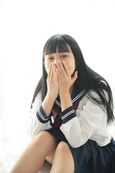 Aziatische Middelbare School Meisjes Student Zitten Met Kijken Naar Camera — Stockfoto