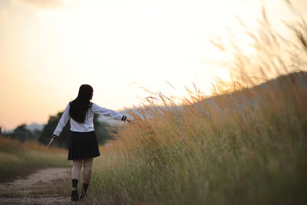 Asian High School Flickor Student Promenader Landsbygden Med Soluppgång — Stockfoto