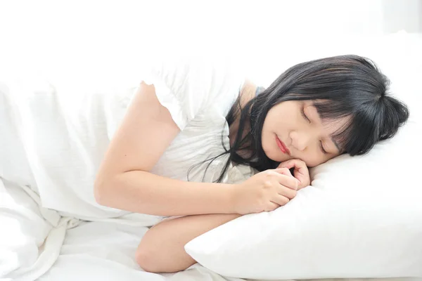 Wanita Asia Muda Yang Cantik Tidur Tempat Tidur Santai Pagi — Stok Foto