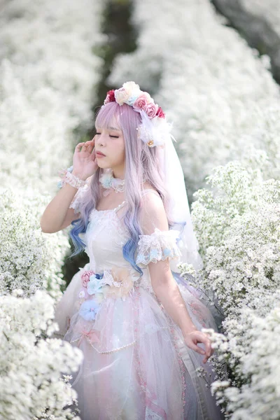Çiçek Bahçeli Beyaz Lolita Elbiseli Güzel Bir Kadın Japon Modasında — Stok fotoğraf