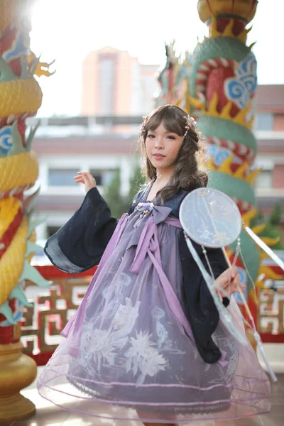 Mulher Bonita Com Azul Escuro Vestido Chinês Lolita Com Jardim — Fotografia de Stock