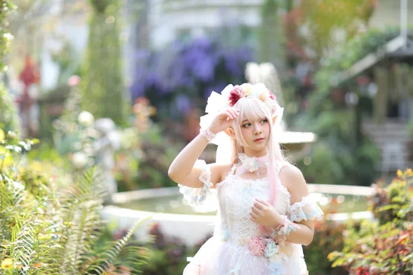 Krásná Mladá Žena Bílou Lolita Šaty Květinami Zahrada Japonská Móda — Stock fotografie