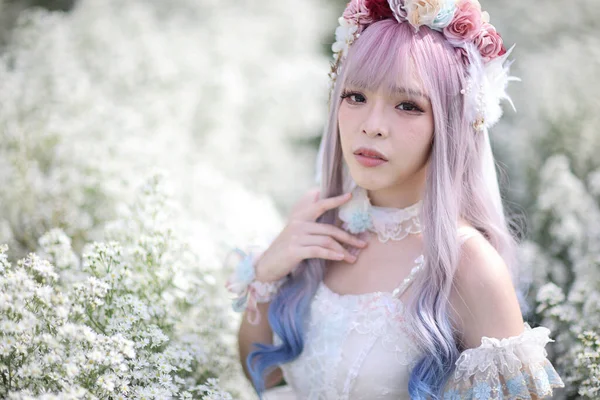 Mooie Jonge Vrouw Met Witte Lolita Jurk Met Bloemen Tuin — Stockfoto