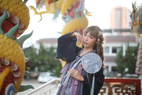 Красива Молода Жінка Темно Синім Китайським Вбранням Китайським Садом — стокове фото