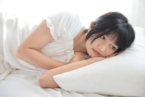 Belle Jeune Femme Asiatique Dormant Sur Lit Relaxant Dans Lumière — Photo