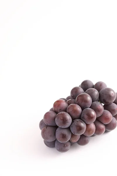 在白色背景中分离的红葡萄 — 图库照片