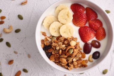 Yoğurtlu tahıl gevreği ve beyaz arka planda izole edilmiş böğürtlen.