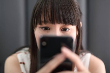 Kafe hayat tarzı iş konseptinde akıllı telefon kullanan bir kadın.