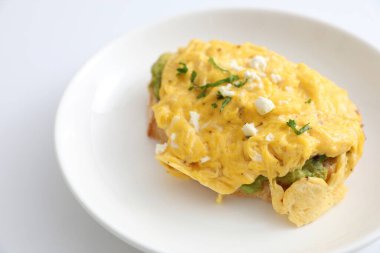 Avokado ve omlet tostu.