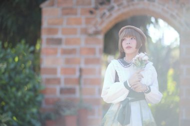 Lolita elbiseli güzel bir kadın arka planda Japon sokak moda portresi.