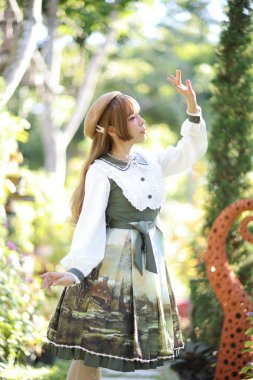 Lolita elbiseli güzel bir kadın arka planda Japon sokak moda portresi.