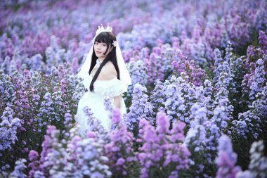 Beyaz lolita elbisesi ve Avrupa bahçesi Japon modasıyla güzel bir genç kadın.