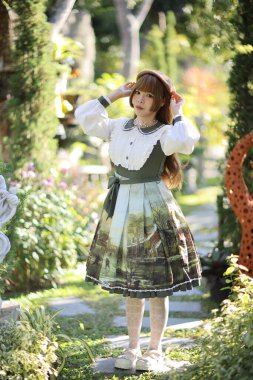 Lolita elbiseli güzel bir kadın arka planda Japon sokak moda portresi.