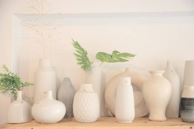 Sıcak tonda seramik kavanoz ahşap masa