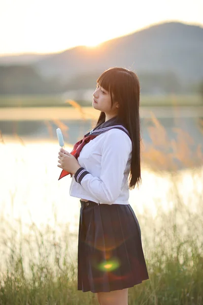 Asiatico High School Ragazze Studente Mangiare Gelato Campagna Con Alba — Foto Stock