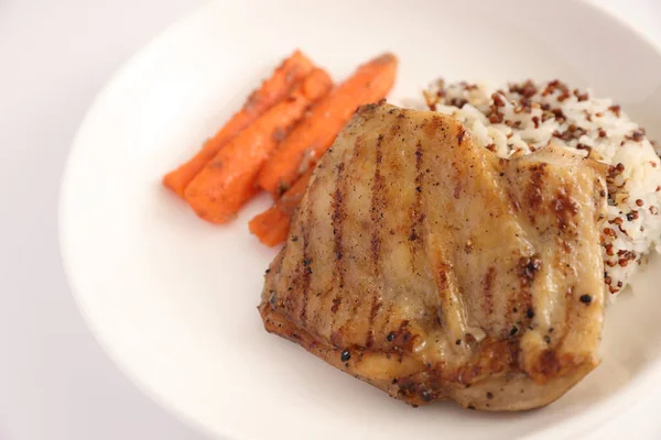 Frango Grelhado Com Arroz Isolado Fundo Branco — Fotografia de Stock