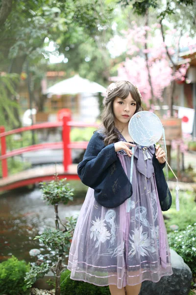 美丽的年轻女子 穿着深蓝色的中国罗莉塔礼服 配上中国花园 — 图库照片