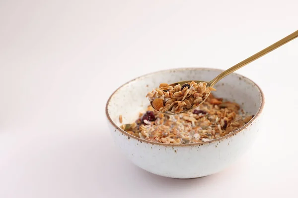 Granola Con Leche Con Cuchara Aislada Fondo Blanco — Foto de Stock