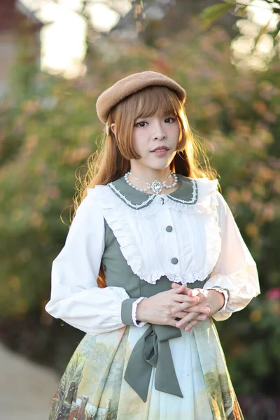 Una Hermosa Mujer Vestido Lolita Fondo Del Jardín Retrato Japonés — Foto de Stock