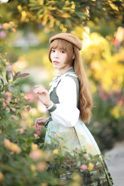 Una Bella Donna Abito Lolita Giardino Sfondo Giapponese Street Fashion — Foto Stock