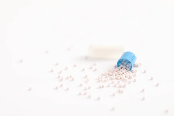 Κάψουλες Χάπια Κοντά Απομονώνονται Λευκό Φόντο — Φωτογραφία Αρχείου