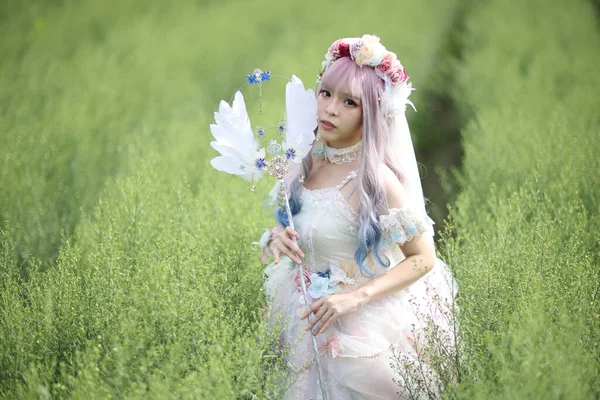 Mooie Jonge Vrouw Met Witte Lolita Jurk Met Bloemen Tuin — Stockfoto