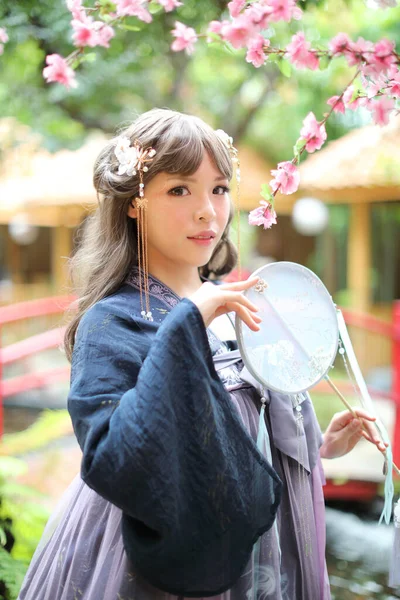 Wanita Muda Cantik Dengan Gaun Biru Tua Cina Lolita Dengan — Stok Foto