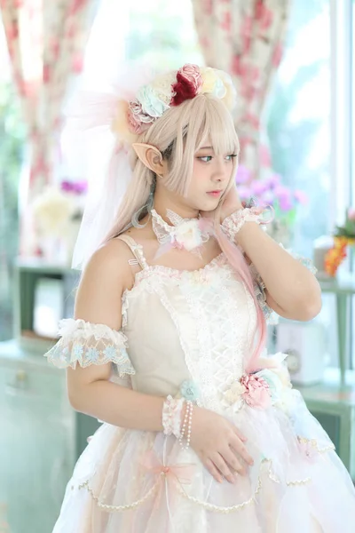 Çiçek Bahçeli Beyaz Lolita Elbiseli Güzel Bir Kadın Japon Modasında — Stok fotoğraf