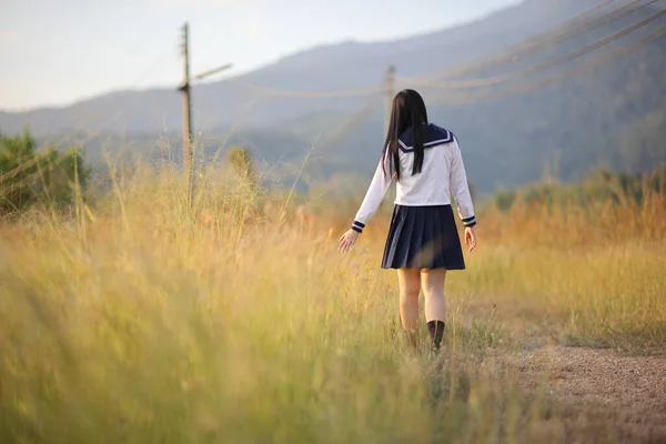 Asiática High School Girls Estudiante Caminando Campo Con Amanecer —  Fotos de Stock