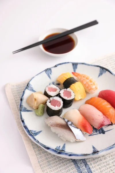 Set Sushi Nigiri Rollos Sushi Con Salsa Soja Palillos Comida — Foto de Stock