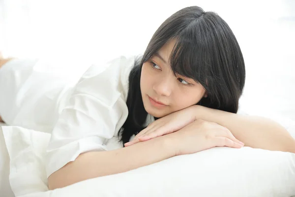 Wanita Muda Yang Cantik Bangun Pagi Hari Kamar Tidur Putih — Stok Foto