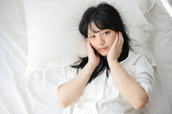 Güzel Genç Bir Kadın Sabah Beyaz Yatak Odasında Uyanıyor — Stok fotoğraf