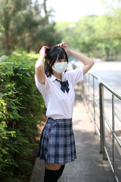 Ázsiai Iskolás Lány Maszk Városi Város Háttér — Stock Fotó