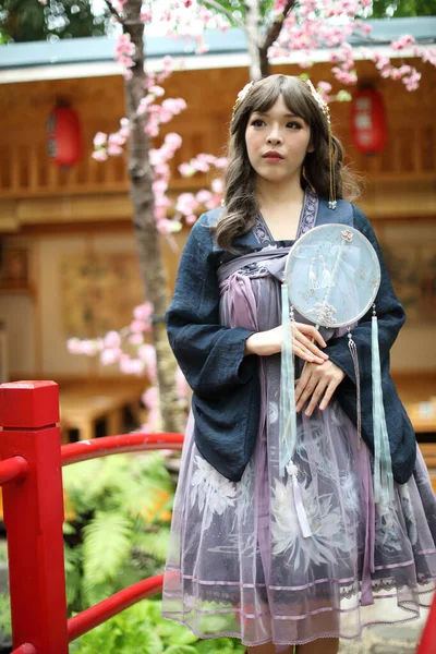 Krásná Mladá Žena Tmavě Modrou Čínskou Lolita Šaty Čínskou Zahradou — Stock fotografie