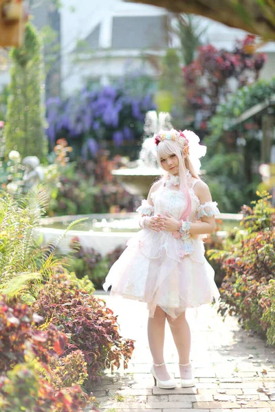 Όμορφη Νεαρή Γυναίκα Λευκό Lolita Φόρεμα Λουλούδια Κήπο Ιαπωνική Μόδα — Φωτογραφία Αρχείου