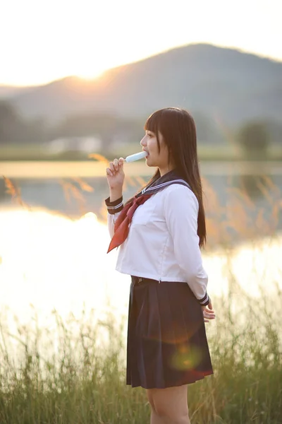 Asiática High School Girls Estudiante Comiendo Helado Campo Con Amanecer — Foto de Stock