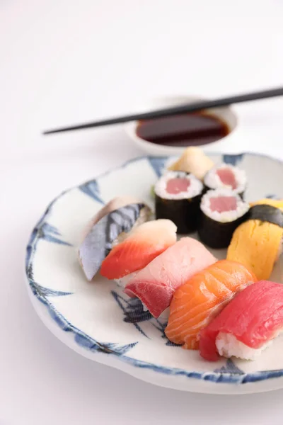 Set Sushi Nigiri Rollos Sushi Con Salsa Soja Palillos Comida — Foto de Stock