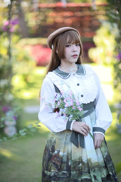 Eine Schöne Frau Lolita Kleid Garten Hintergrund Japanische Straßenmode Porträt — Stockfoto