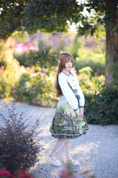 Una Hermosa Mujer Vestido Lolita Fondo Del Jardín Retrato Japonés —  Fotos de Stock