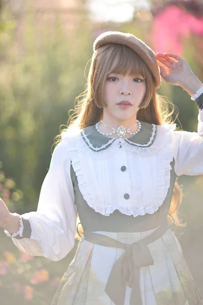 Eine Schöne Frau Lolita Kleid Garten Hintergrund Japanische Straßenmode Porträt — Stockfoto